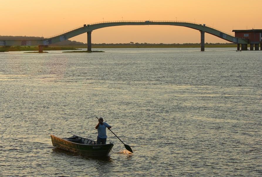 "Lá vai uma chalana/bem longe se vai/navegando no remanso/do rio Paraguai” – Chalana – música de Mário Zan