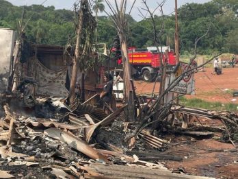 Mais de 150 famílias ficaram desabrigadas. Fogo levou moradias e pertences, e deixou tristeza e desespero para os moradores da comunidade