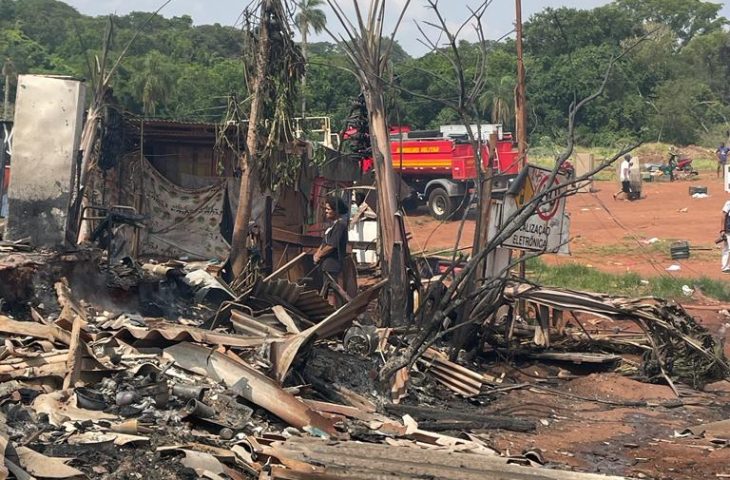 Mais de 150 famílias ficaram desabrigadas. Fogo levou moradias e pertences, e deixou tristeza e desespero para os moradores da comunidade