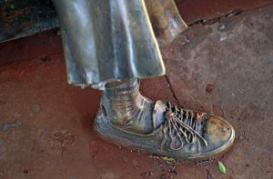 Após perder o pé, estátua de poeta começa a ser restaurada a partir de hoje