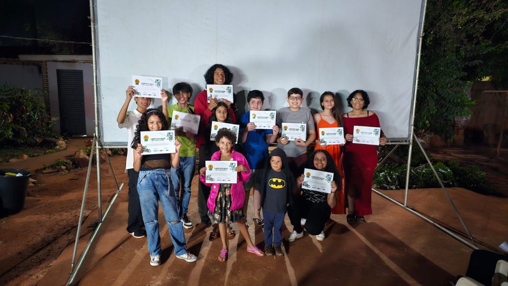 Da vida para tela; Com celulares, adolescentes transformam vivências em cinema Da vida para tela; Com celulares, adolescentes transformam vivências em cinema