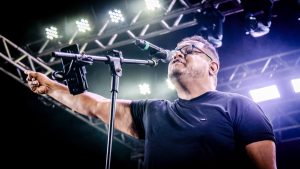 Banda Exilados homenageia professora e ganha plateia animada na primeira noite do 18º Festival América do Sul
