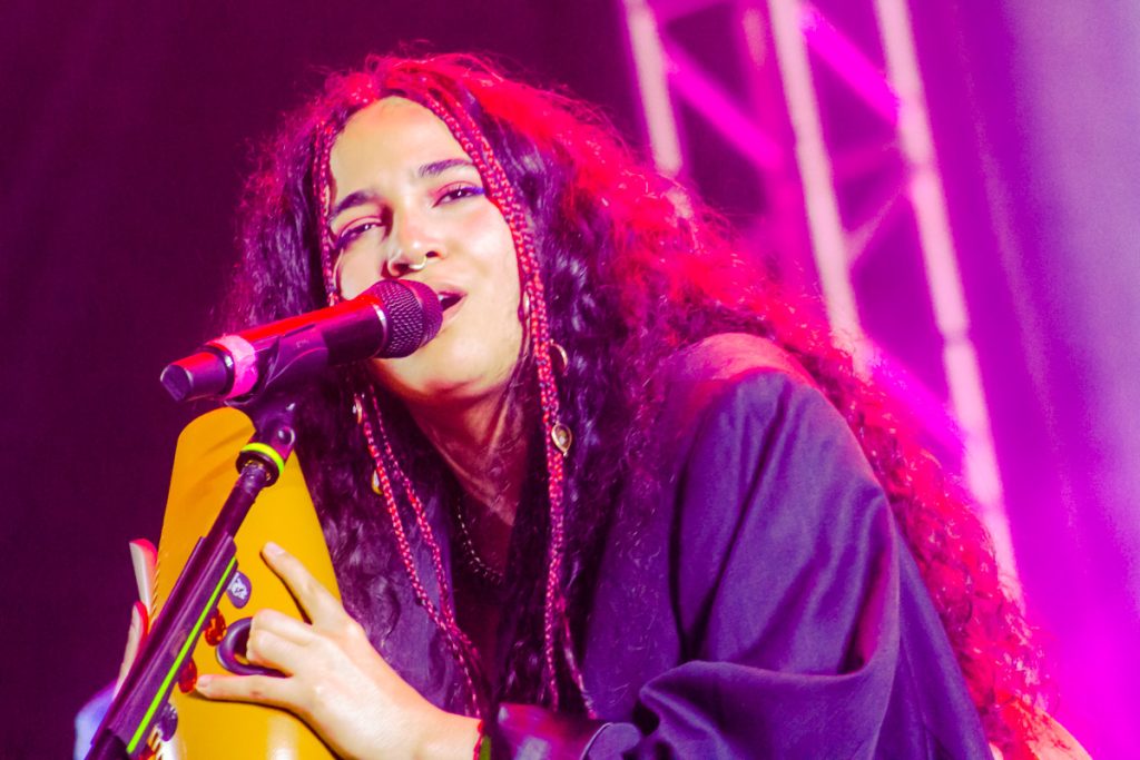 Festa latina arrasta multidão no Palco do Porto com Pedro La Colina e Mayra Sánchez