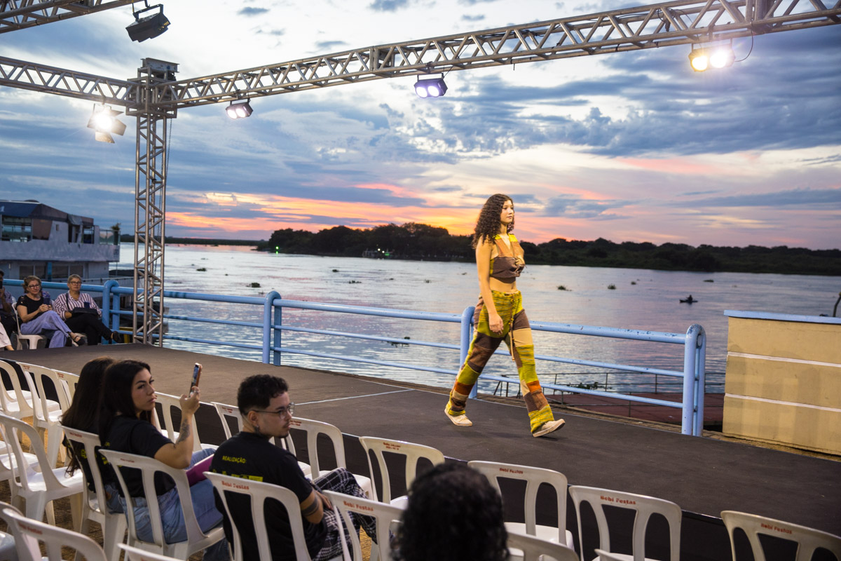 Desfile de moda autoral trouxe roupas que beneficiam a pluralidade de corpos para a passarela do Festival América do Sul Desfile de moda autoral trouxe roupas que beneficiam a pluralidade de corpos para a passarela do Festival América do Sul