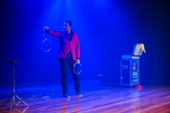 Espetaculo-Circo-Interacoes-Magicas-com-Ilusionista-Thiper-Thiago-Caboclo-09564