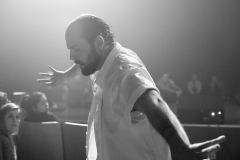 Espetaculo-Teatral-EPQVME-–-Eu-Preciso-Que-Voces-Me-Escutem-Andre-Tristao-9416