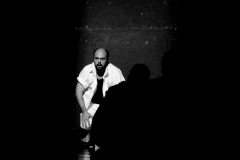 Espetaculo-Teatral-EPQVME-–-Eu-Preciso-Que-Voces-Me-Escutem-Andre-Tristao-9437
