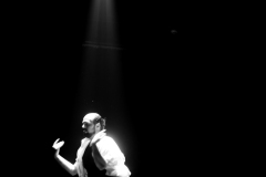 Espetaculo-Teatral-EPQVME-–-Eu-Preciso-Que-Voces-Me-Escutem-Andre-Tristao-9457