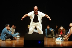 Espetaculo-Teatral-EPQVME-–-Eu-Preciso-Que-Voces-Me-Escutem-Andre-Tristao-9468