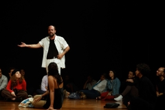 Espetaculo-Teatral-EPQVME-–-Eu-Preciso-Que-Voces-Me-Escutem-Andre-Tristao-9539