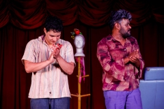 Espetaculo-Teatral-Tesoura-com-Teatral-Grupo-de-Risco-9024